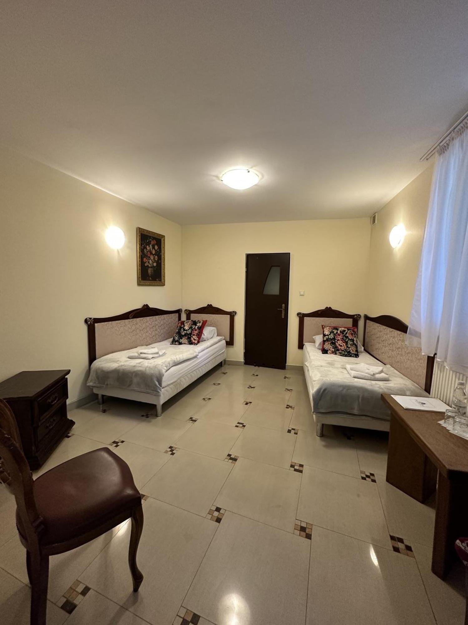 Palac Tarnowskich Hotel & Restauracja & Spa Островец-Свентокшиский Экстерьер фото