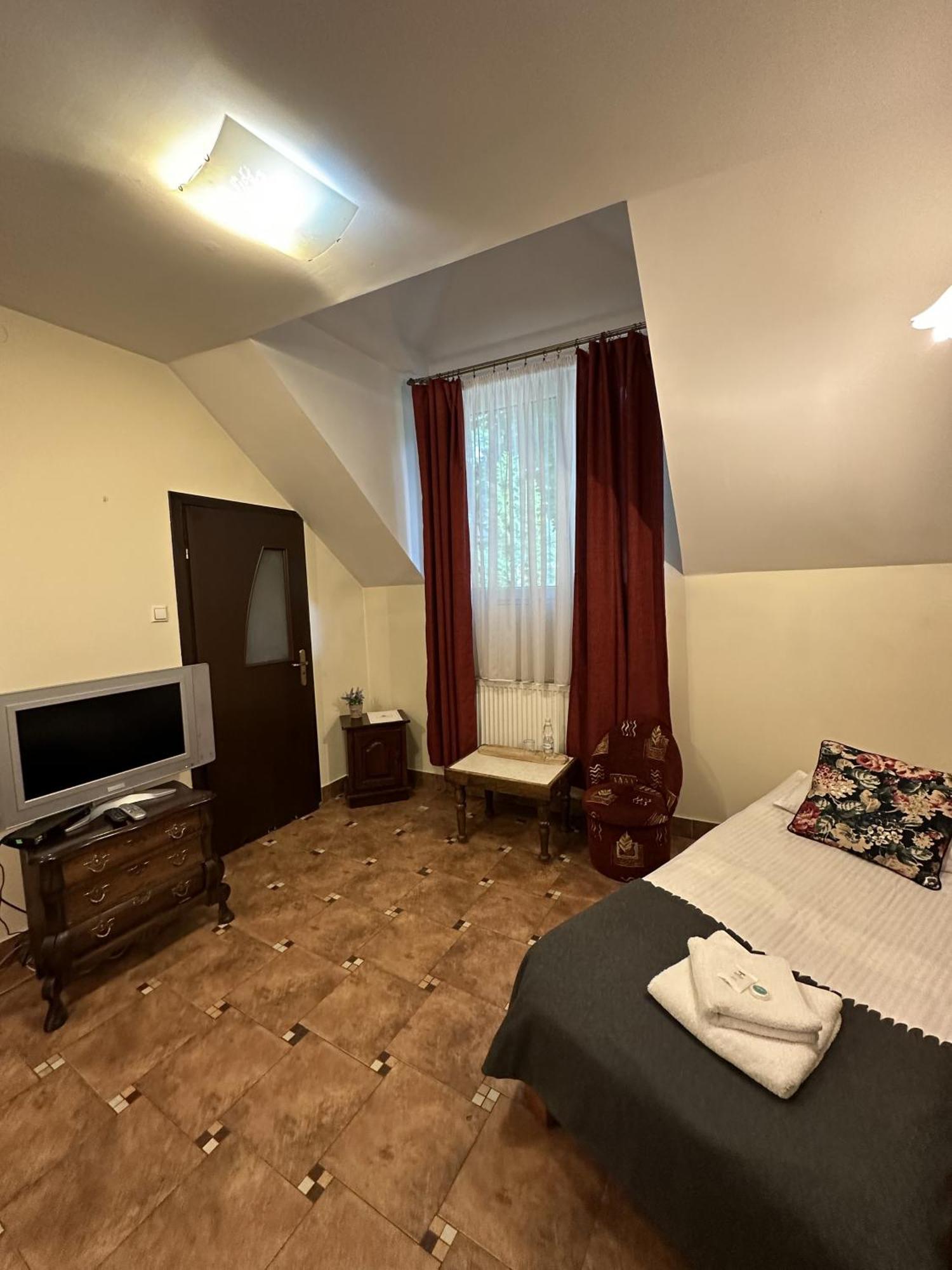 Palac Tarnowskich Hotel & Restauracja & Spa Островец-Свентокшиский Экстерьер фото